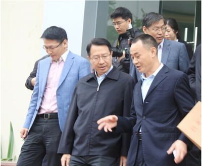 市長、書記為南方IT學(xué)院關(guān)心鼓勵(lì)送特禮!